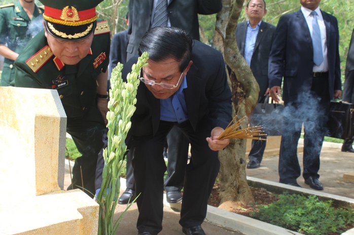 
Thủ tướng Hun Sen thắp hương trên 49 phần mộ các chiến sĩ Camphuchia đã hy sinh
