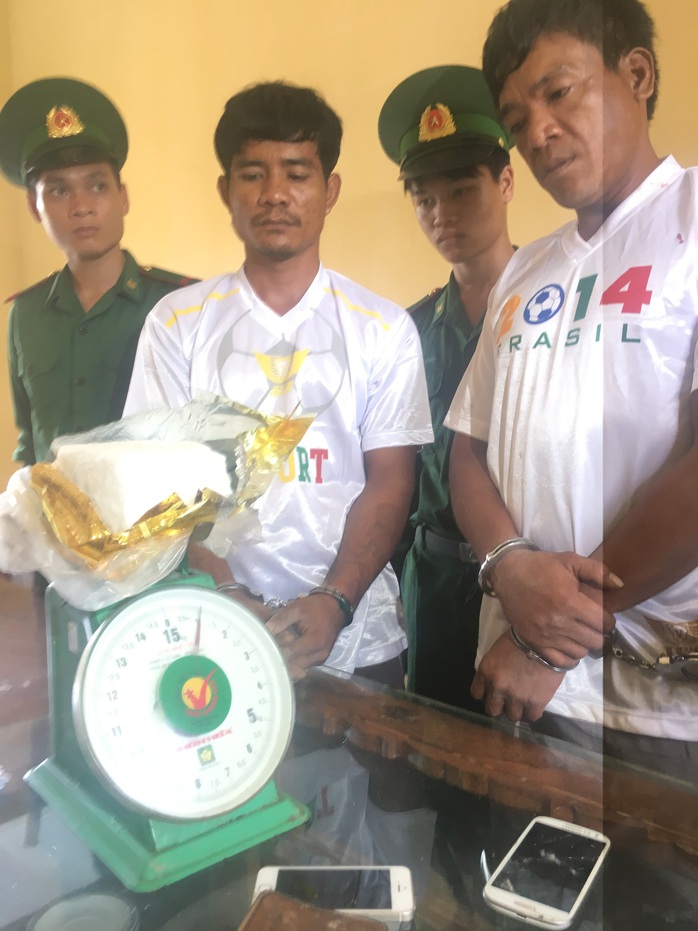 
Hai đối tượng người Campuchia cùng tang vật khi bị bắt - Ảnh Bộ đội Biên phòng cung cấp
