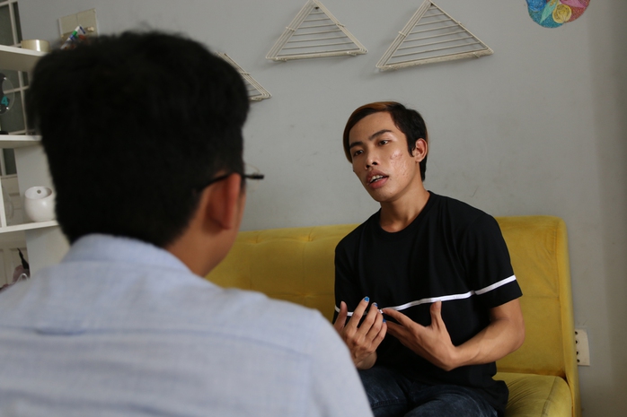 Tùng Sơn đang trao đổi với phóng viên Báo Người Lao ĐộngẢnh: Phong Lê