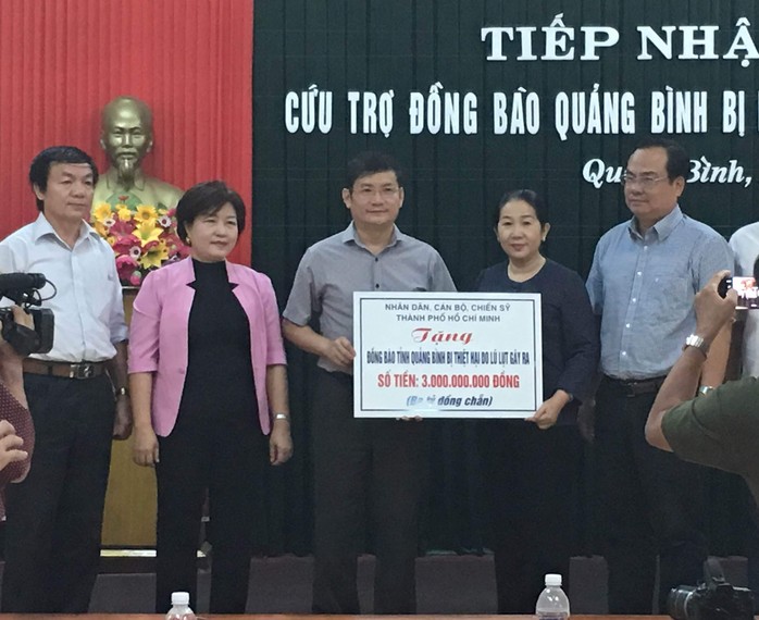 Bà Võ Thị Dung, Phó Bí thư Thành ủy TP HCM đã trao số tiền 3 tỉ đồng để ủng hộ người dân tỉnh Quảng Bình