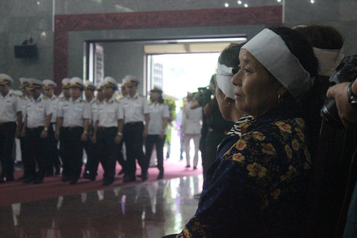 
Gánh chịu nỗi đau lớn nhất là gia đình thiếu tá Dương Lê Minh, khi cha anh - phi công Dương Văn Thanh - cũng đã hy sinh trong một vụ tai nạn máy bay L39 tại Nha Trang cách đây khoảng 10 năm. Trước đó, mỗi năm anh chỉ về thăm nhà được khoảng 1 đến 2 lần và luôn có mặt trong ngày giỗ cha
