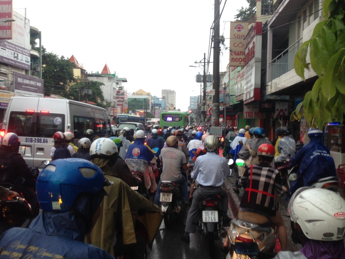 
Hàng ngàn phương tiện nhích từng chút để di chuyển trên đường Bạch Đằng
