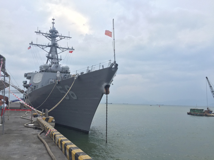 
Hạm đội tàu khu trục mang tên lửa dẫn đường USS John S. McCain cập cảng Tiên Sa
