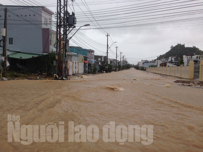 
Nước từ mương thoát lũ bị bể chảy ào ạt vào khu tái định cư khiến nhiều tuyến đường Đường Đệ ngập nặng
