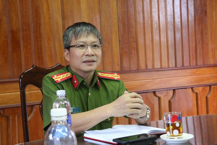 
Đại tá Nguyễn Đức Dũng thông tin sự việc với báo chí
