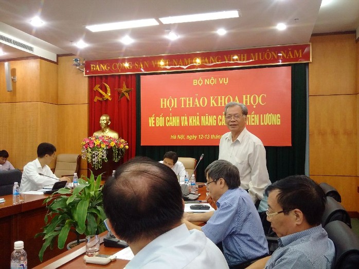 
Ông Thang Văn Phúc, nguyên Thứ trưởng Bộ Nội vụ (người đứng), có nhiều ý kiến sâu sắc tại hội thảo
