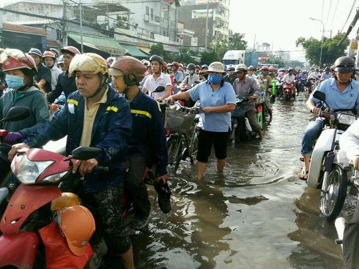 
Xe chết máy la liệt phải dắt bộ
