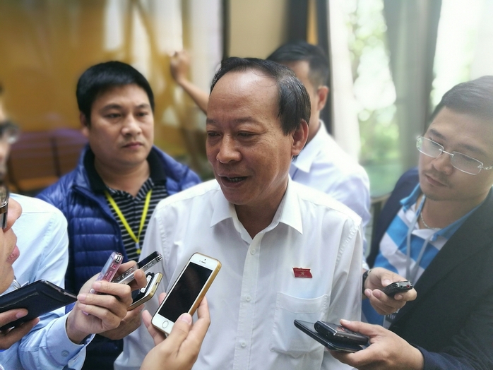 
Thượng tướng Lê Quý Vương trả lời báo chí bên hành lang Quốc hội - Ảnh: Việt Đức
