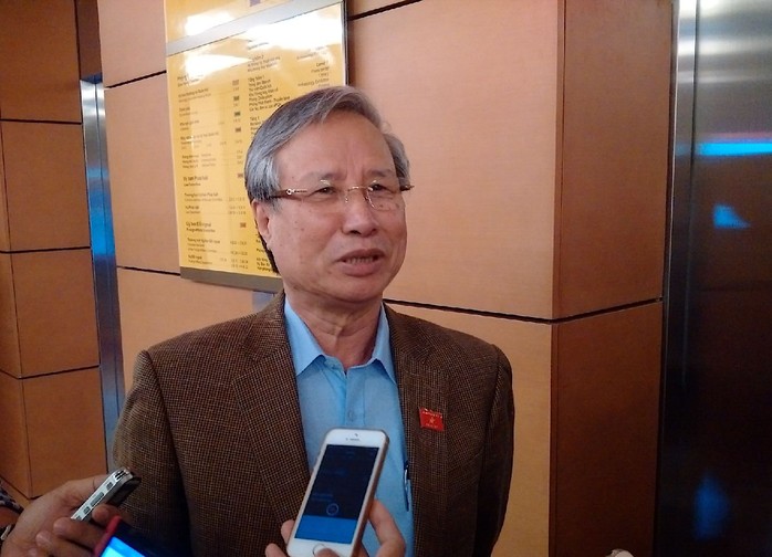 
Chủ nhiệm Uỷ ban kiểm tra Trung ương Trần Quốc Vượng trao đổi với báo chí bên hành lang Quốc hội - Ảnh: Nguyễn Quyết
