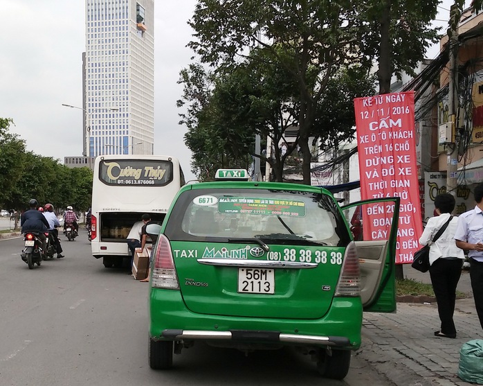 
Một chiếc xe khách xếp dỡ hàng ngay dưới bảng thông báo kế hoạch cấm xe dừng, đậu
