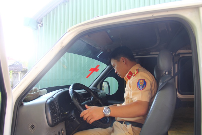
Xe khách dán hình chữ thập giả dạng xe cấp cứu chở gỗ lậu Ảnh: CSGT cung cấp
