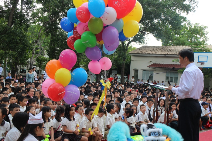 
Sau phần đọc thư chúc mừng của Chủ tịch nước Trần Đại Quang, hiệu trưởng Đào Văn Lợi dặn dò học sinh hãy chăm chỉ học hành, lễ phép, biết giúp đỡ cha mẹ làm v iệc nhà. Với đồng nghiệp, vị hiệu trưởng chia sẻ hãy cùng vượt qua khó khăn, dạy bảo chăm sóc học trò bằng tình yêu thương như những đứa con của mình. Dạy bằng tình yêu thương thì các cháu sẽ biết yêu thương - thầy Lợi nhấn mạnh.
