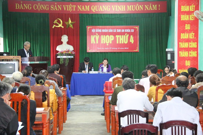 
Ông Bùi Văn Toàn, người xin từ chức chủ tịch xã phát biểu tại buổi họp

