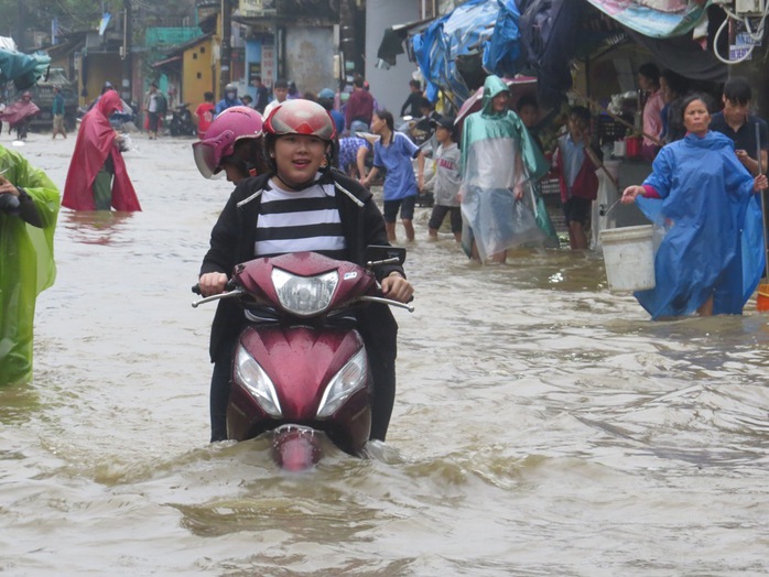 Ngập lụt tại thị xã Hương Trà, Thừa Thiên- Huế (ảnh Quang Nhật)