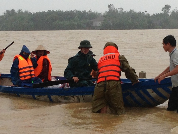 
Mưa lũ gây thiệt nặng về người và tài sản ở tỉnh Quảng Nam. Trong ảnh, công an tỉnh Quảng Nam giúp dân trong mưa lũ
