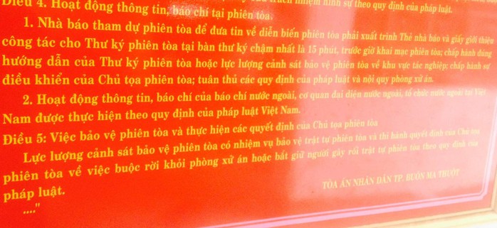 
Bảng nội quy của TAND TP Buôn Ma Thuột quy định nhà báo phải có 2 loại giấy tờ khi tác nghiệp
