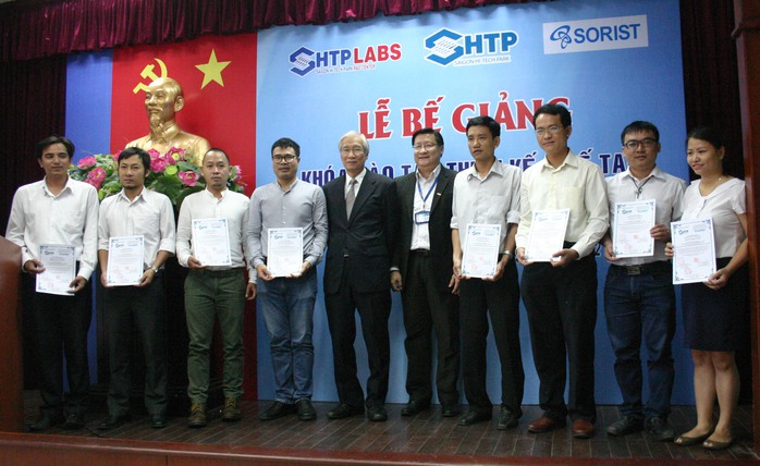 Các kỹ sư thiết kế chế tạo MEMS được nhận bằng tốt nghiệp tại Lễ bế giảng