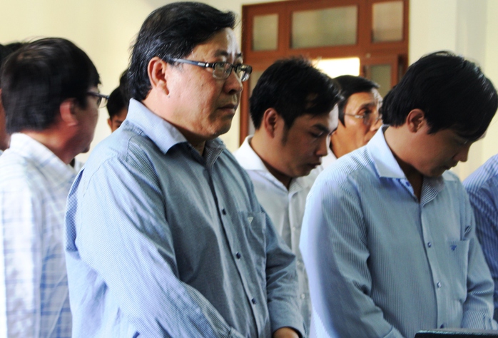 
Bị cáo Nguyễn Tài (thứ 2 từ trái sang) nhận 12 năm tù vì chỉ đạo làm trái

