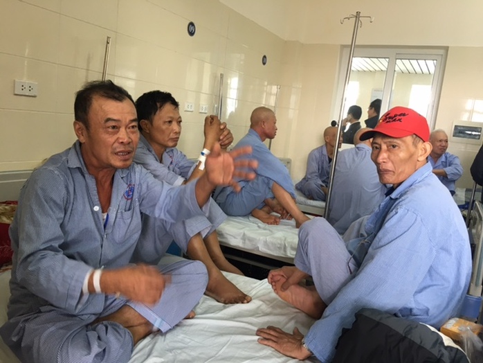 
Một giường bệnh tại Khoa Nội, BV K được xếp 3-4 bệnh nhân
