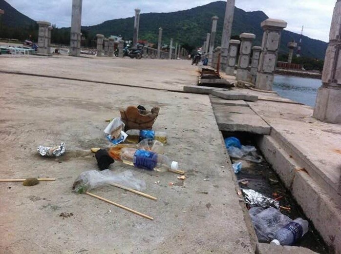 
Hay ở cầu tàu mới, đây là địa điểm trung tâm của đảo nhưng vẫn tràn ngập đủ thứ loại rác do người dân vứt xuống, ngay cả bếp than nướng hải sản của các ma men vứt luôn trên cầu tàu.
