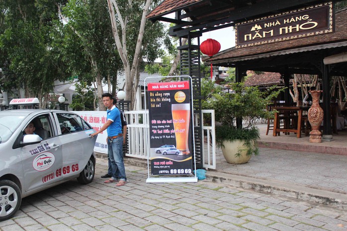 
Taxi Phúc Quốc túc trực tại một số nhà hàng để đưa người say về nhà miễn phí
