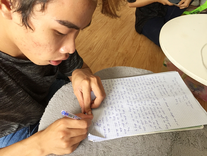 Tùng Sơn đang viết đơn trình báo công an