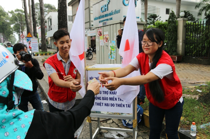 
Các thùng quyên góp của Hội Chữ Thập đỏ TP HCM liên tục tiếp nhận tiền, quà từ nhiều người dân sinh sống và làm việc tại TP HCM
