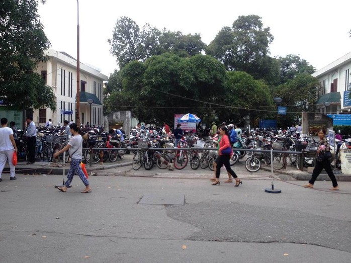 
Bãi trông giữ xe ở trong BV Bạch Mai với sức chức lên tới hàng ngàn chiếc xe máy, xe đạp
