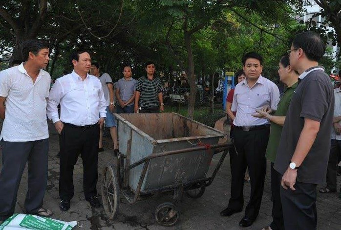 Chủ tịch UBND TP Hà Nội Nguyễn Đức Chung thị sát hiện trường và nghe cáo cáo về tình trạng cá hồ Tây chết hàng loạt
