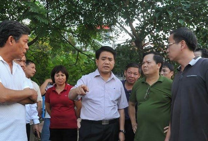 Chủ tịch UBND TP Hà Nội chỉ đạo huy động lực lượng thuộc Bộ Tư Lệnh Thủ đô, Công an Thành phố, Sở cảnh sát PCCC và cứu hộ cứu nạn cùng nhiều đơn vị chức năng tập trung lực lượng, phương tiện để rà, vớt cá chết, đưa đi xử lý