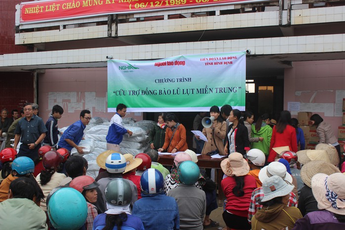 
200 người dân vùng lũ Tuy Phước đang chờ nhận quà từ đoàn cứu trợ
