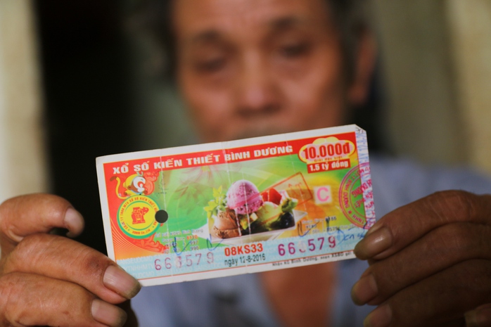 
Ông Hà An (64 tuổi, quê Phú Yên) hiện trọ tại đại lý vé số nằm hẻm 20 Nguyễn Văn Cừ (quận 1) liên tục bị các thanh niên lấy vé số giả lừa gạt trúng thưởng.
