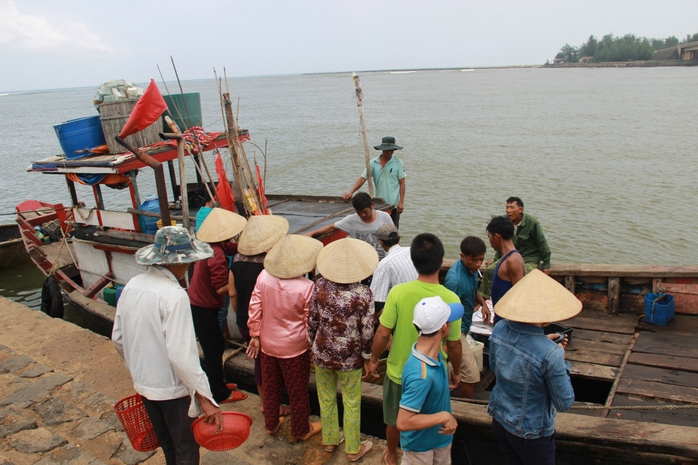 Các tàu cá cứu nạn cập cảng Cửa Tùng an toàn