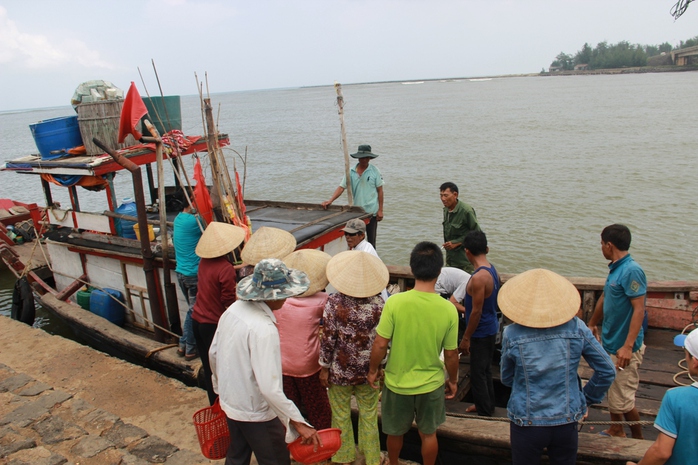 Các tàu cá cứu nạn cập cảng Cửa Tùng an toàn