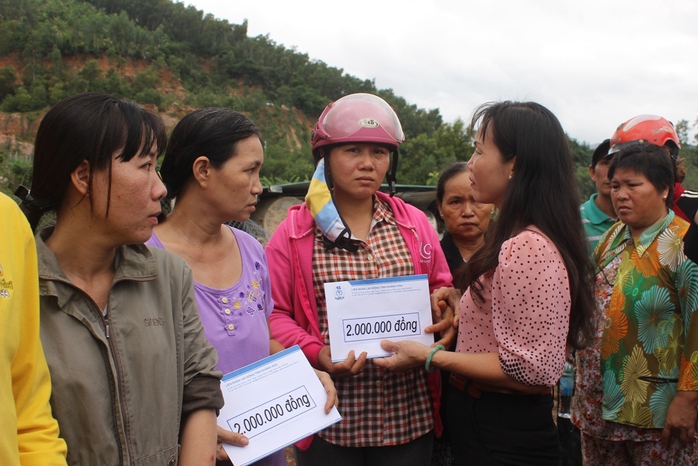 
Trao hỗ trợ cho các gia đình có nhà sập hoàn toàn, sập một phần tại hiện trường vụ núi lở ở xã Phước Đồng, TP Nha Trang
