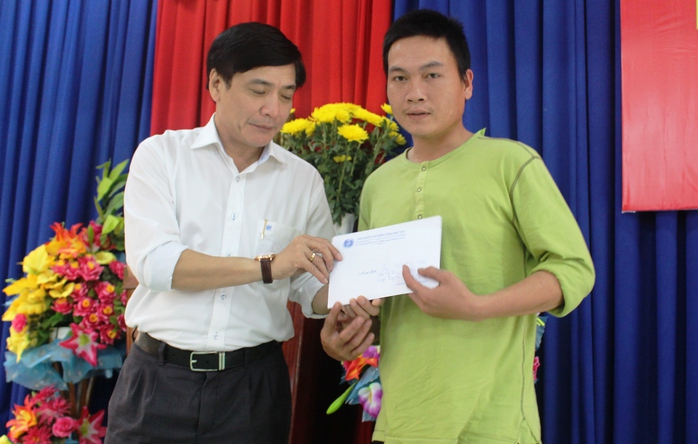 
Chủ tịch Tổng LĐLĐ Việt Nam trao 5 triệu đồng cho ông Nguyễn Hữu (phải) vì nhà sập
