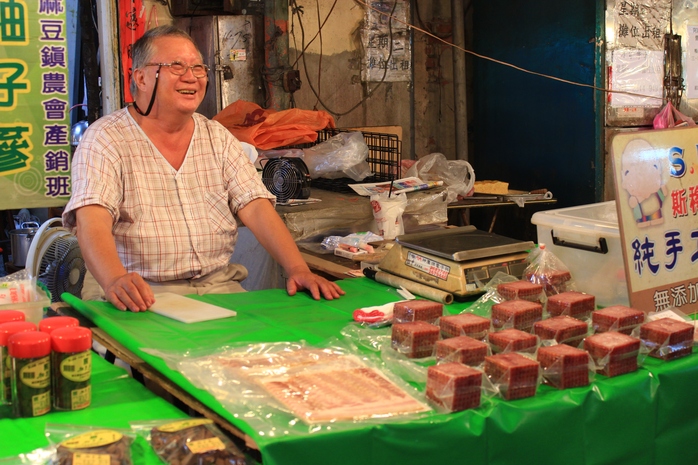 Chú bán bánh cười tươi rói