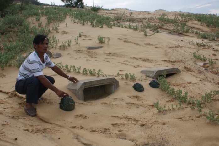 Một người dân xã Nhơn Lý xót xa trước việc các ngôi mộ trong gia tộc bị cát, đá vùi lấp