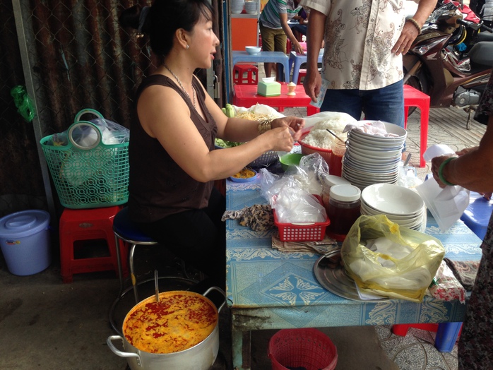 Quán Út Lượm bày trí bình dân và rất đông khách. Ảnh: P.Nhi