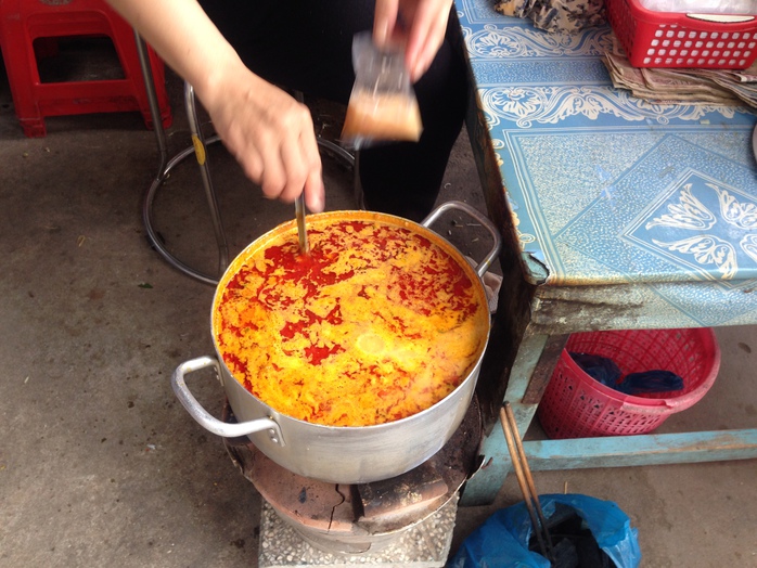 Nồi nước lèo có màu vàng đậm, nước sền sệt. Ảnh: P.Nhi