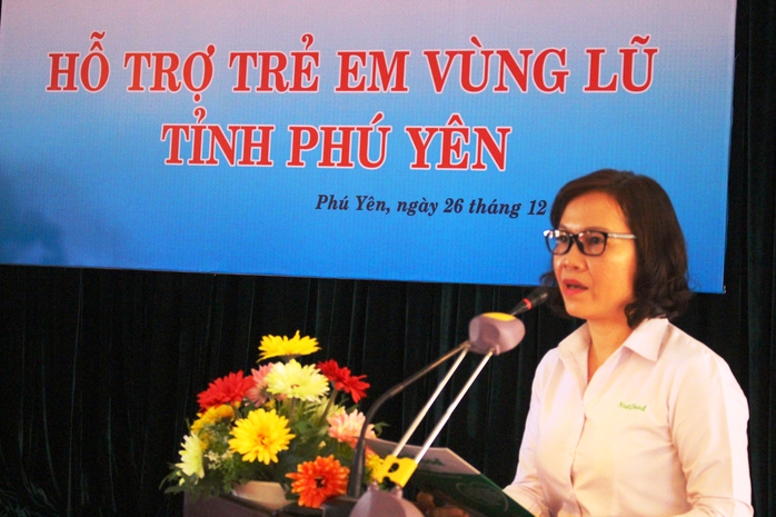 
Bà Trần Thị Minh Nguyệt, Phó chủ tịch HĐQT NutiFood chia sẻ với sự thiếu thốn của trẻ em vùng lũ
