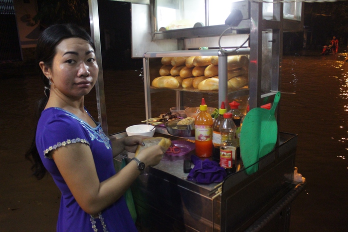 Chị Liên cho biết những ngày nước ngập thì bán ế hơn ngày thường nhưng vẫn phải ráng buôn bán để kiếm tiền chi tiêu cho cuộc sống hằng ngày.