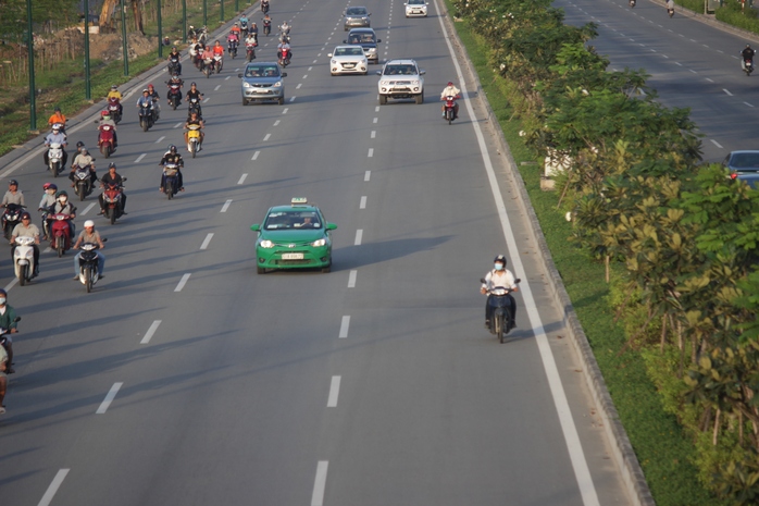Mặc dù làn dành cho xe máy khá thông thoáng, nhiều người vẫn vô tư chạy vào làn đường ô tô trong cùng trên đại lộ Phạm Văn Đồng hướng về cầu Bình Lợi.