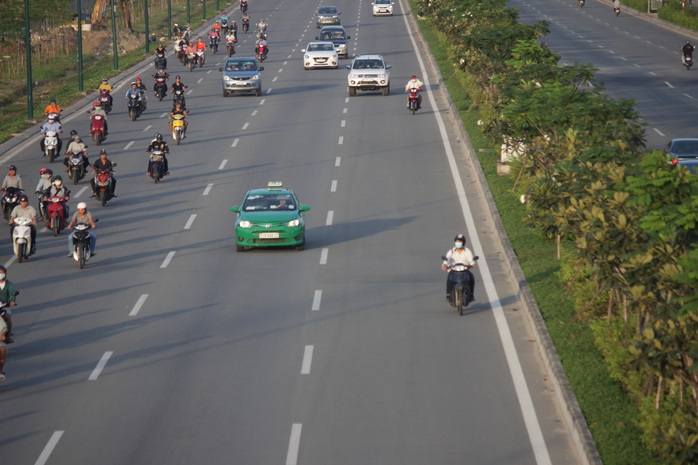 Mặc dù làn dành cho xe máy khá thông thoáng, nhiều người vẫn vô tư chạy vào làn đường ô tô trong cùng trên đại lộ Phạm Văn Đồng hướng về cầu Bình Lợi.