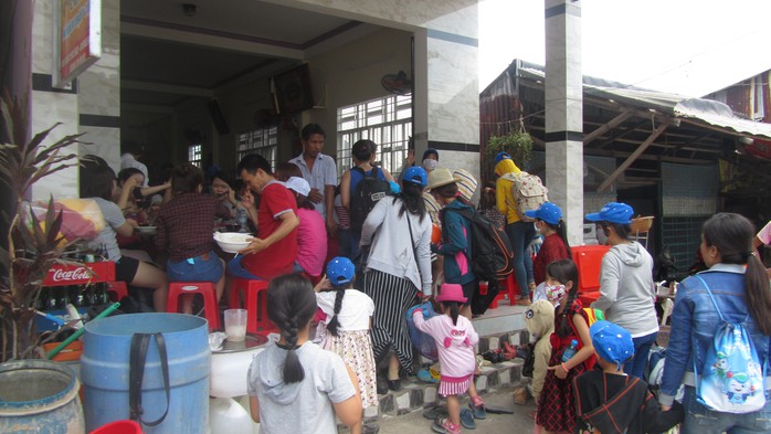 Các quán ăn đông nghẹt