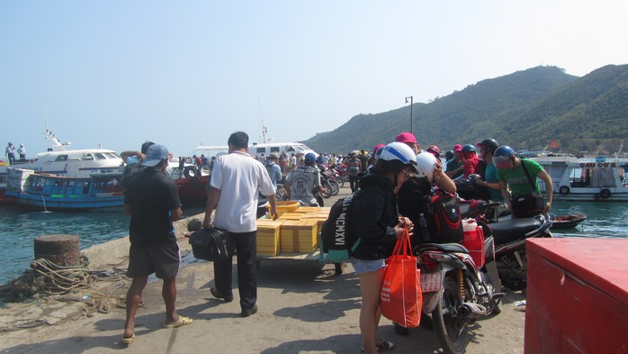 Bến tàu đông đúc