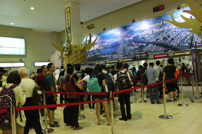 Xếp hàng mua vé trốn Meranti ở ga Cao Hùng