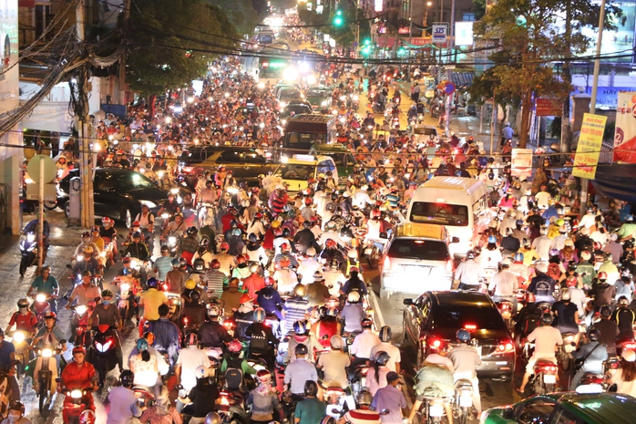 Hình ảnh kẹt xe nghiêm trọng tại giao lộ Trần Thị Nghĩ - Phan Văn Trị (quận Gò Vấp, TP HCM). Nguyên nhân do nhiều người lấn làn, giành nhau để lưu thông.