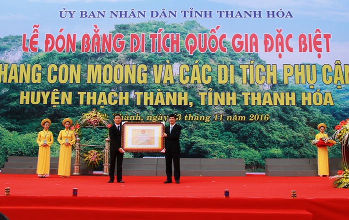 
Ông Nguyễn Đình Xứng, Chủ tịch UBND tỉnh Thanh Hóa (bìa phải) đón bằng Di tích quốc gia đặc biệt hang Con Moong
