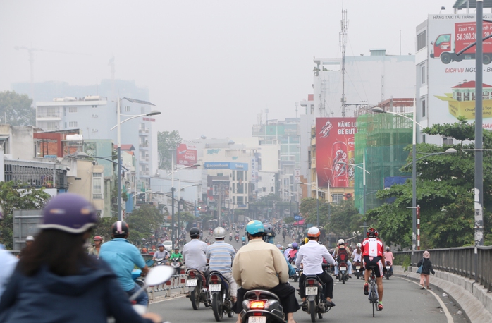 Không khí mát mẻ, thời tiết dễ chịu khiến nhiều người lưu thông trên đường rất trật tự.